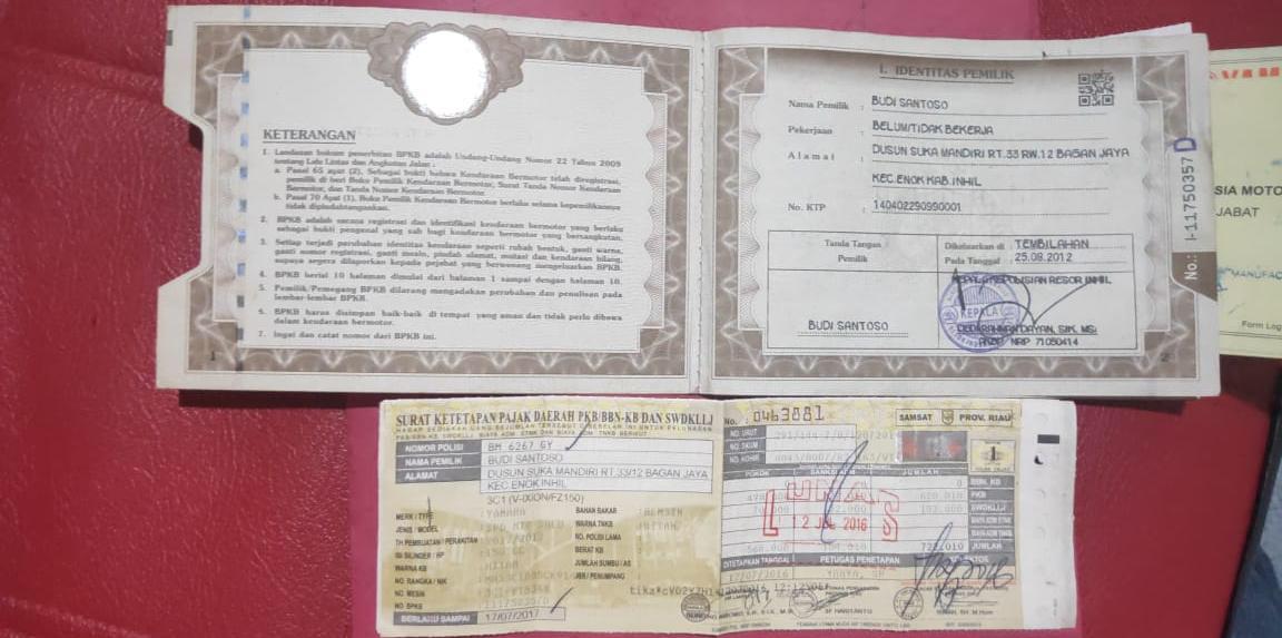 Foto barang bukti berupa BPKB dan STNK motor