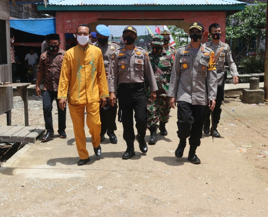 Polres Inhil Bantu Keluarga Korban Laka Laut di Perigi Raja