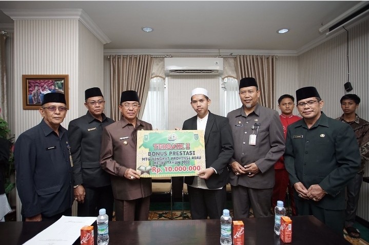 Bupati Inhil berikan bonus
