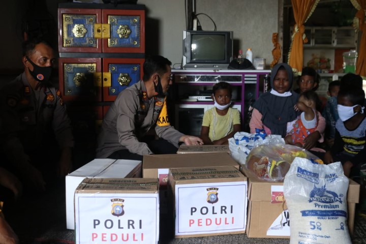 Polres Inhil Bantu Keluarga Korban Laka Laut di Perigi Raja