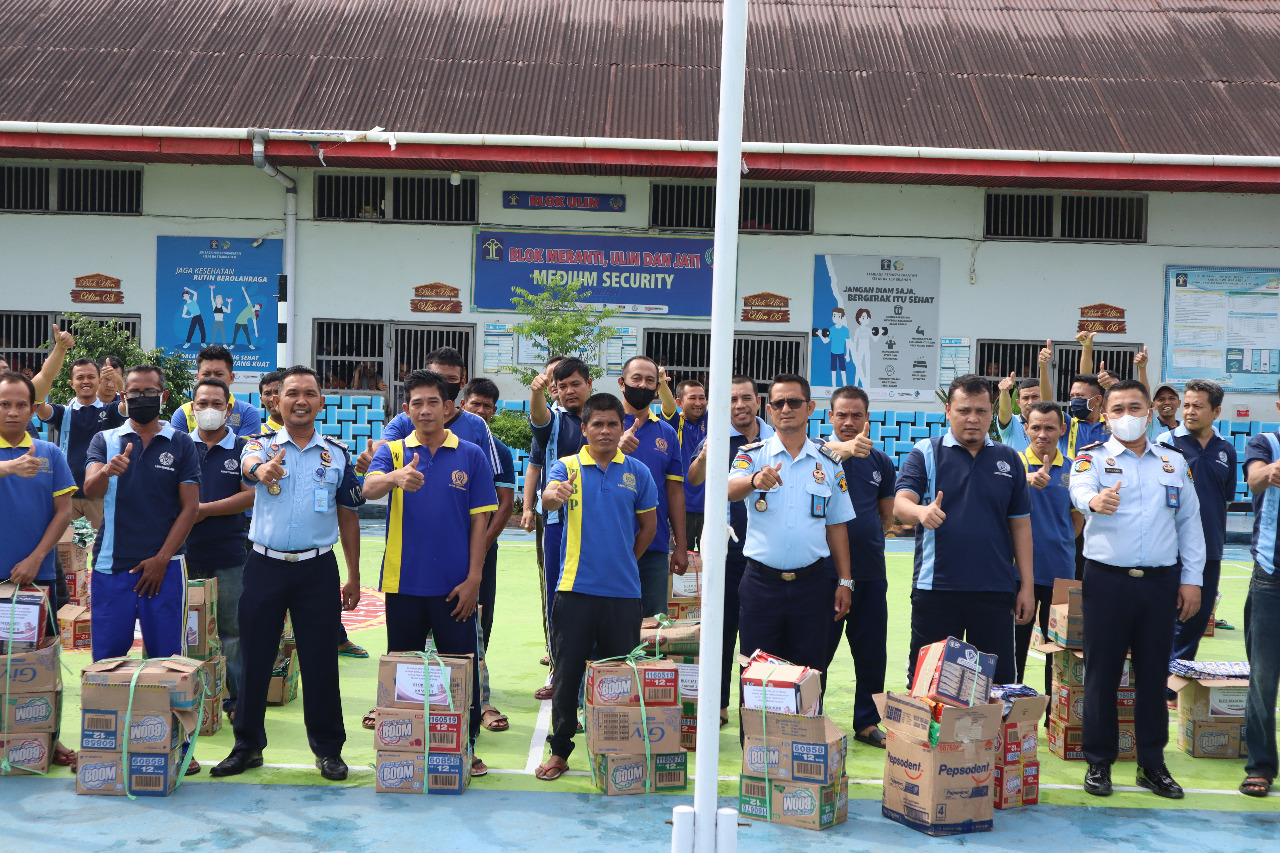 Kelapa Tembilahan Bagikan Paket Perlengkapan Mandi Untuk WBP