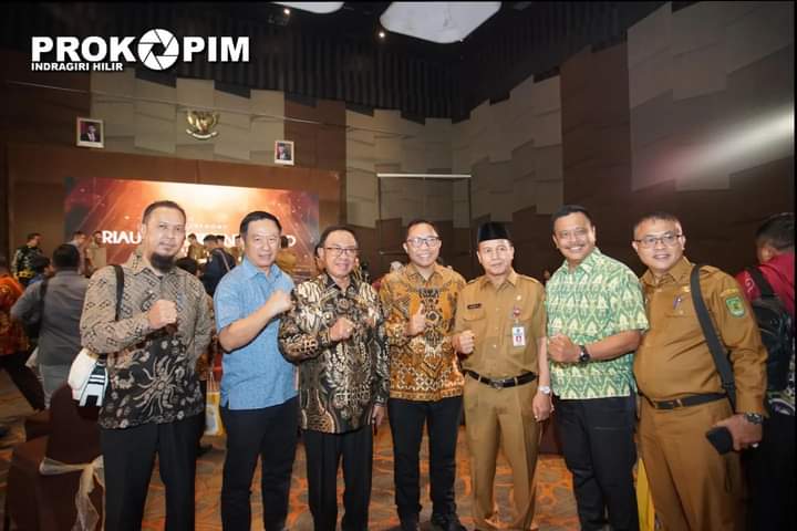 DPMPTSP Inhil Dampingi Bupati HM Wardan Terima Penghargaan Riau