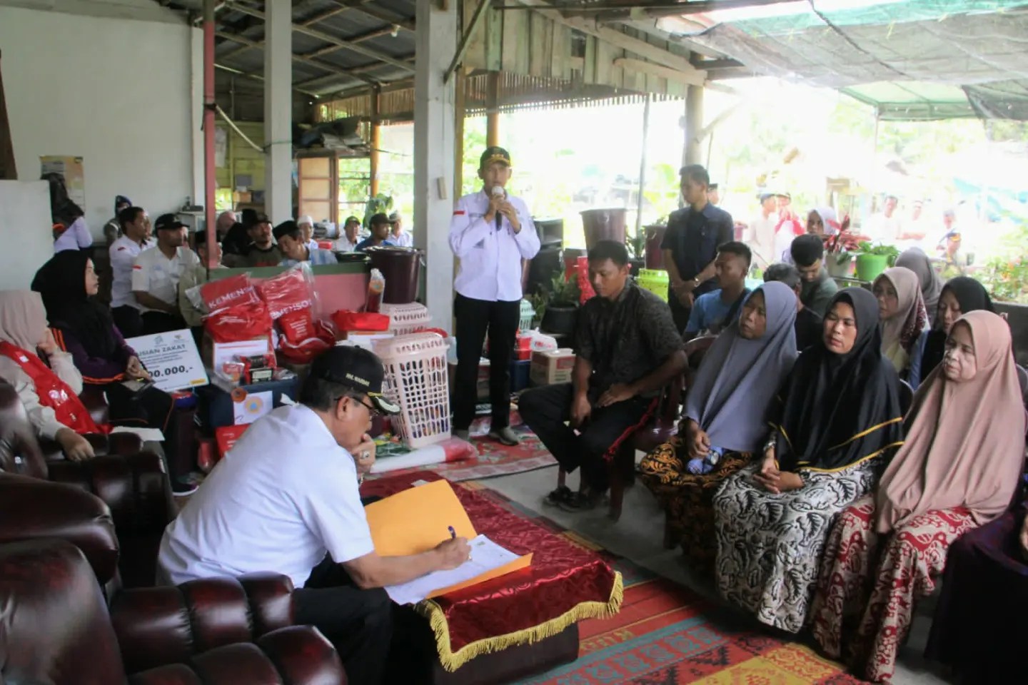Bupati Inhil Bersama Ketua TP-PKK Berikan Bantuan Musibah Kebakaran dan Puting Beliung