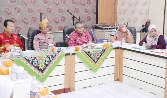 Bupati HM Wardan Hadiri Rapat Percepatan UHC
