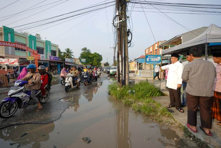 Tinjau Jalan Suka Karya, Pj Gubri Targetkan Sebelum Lebaran Tidak Ada yang Berlubang