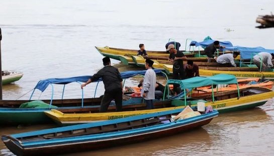 Bupati Inhil Menyerahkan Bantuan 10 Pocay / Sampan Kotak zakat Produktif Baznas