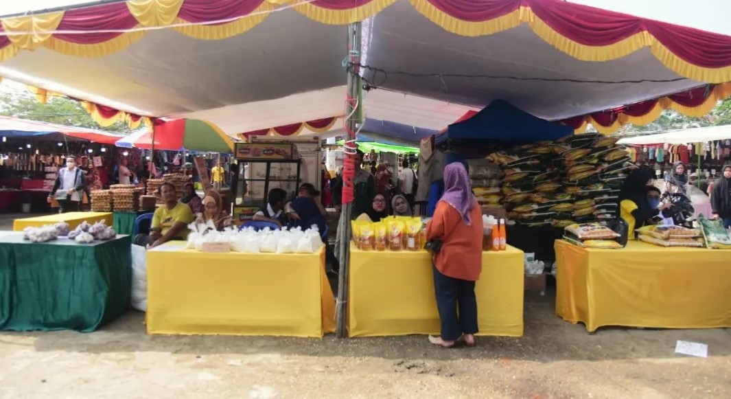 Pemda Inhil Gerak Cepat Hadapi HBKN Perayaan Idul Fitri 1444 H, Wabup H.Syamsuddin Uti Buka Pelaksanaan Operasi Pasar