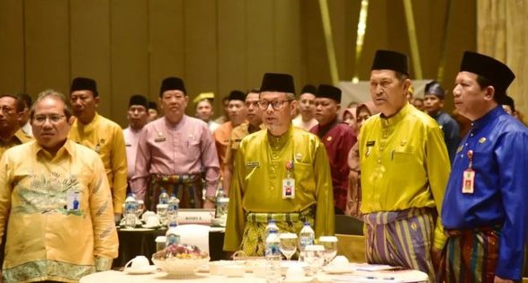 Hadiri Rakoor JKN, Wakil Bupati H.Syamsuddin Uti Tanda Tangani Komitmen Bersama Percepatan UHC Tahun 2023