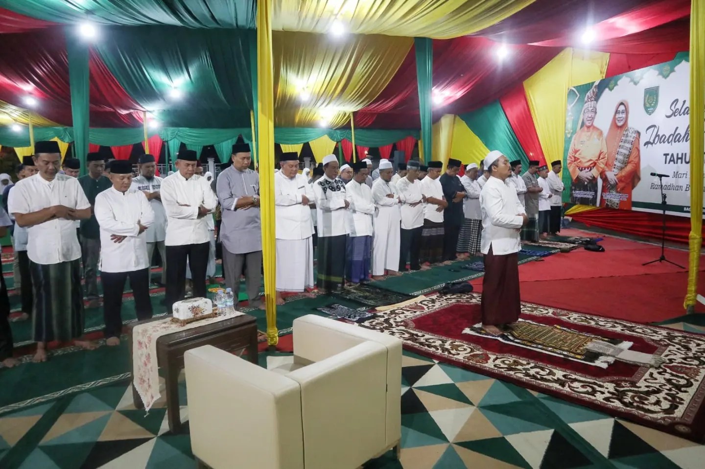 Bupati Inhil Bersama Ketua TP PKK   Melaksanakan Sholat Isya Dan Sholat Sunnah Tarawih Berjamaah