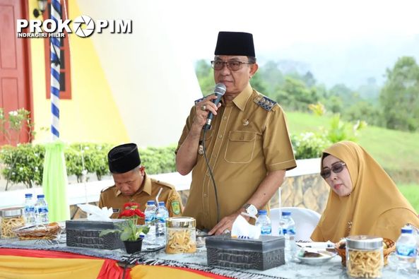 Bupati Dan Ketua TP PKK Inhil Serahkan NIKD Dan NIPD Untuk Para Aparat Desa Se- Kecamatan Kemuning