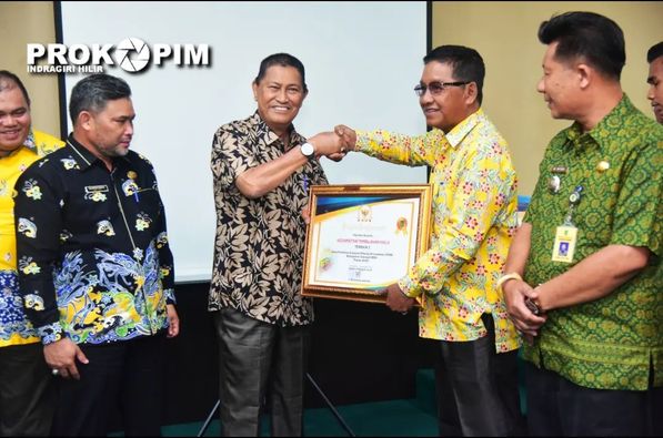 Pimpin Rapat Evaluasi TA 2023, Wabup H.Syamsuddin Uti Serahkan Piagam Penghargaan Kepada Kecamatan Terbaik Dalam Penilaian Kinerja