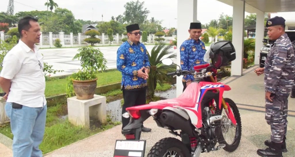 Dukung Giat Babinpotmar, Pj.Bupati Inhil H.Herman, SE.MT 1 Unit Sepeda Motor Kepada Pos AL Tembilahan