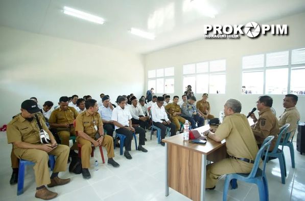Perdana, Bupati HM Wardan Serahkan NIKD dan NIPD Kepada Kepala Desa dan Perangkat Desa Se-Kecamatan GAS