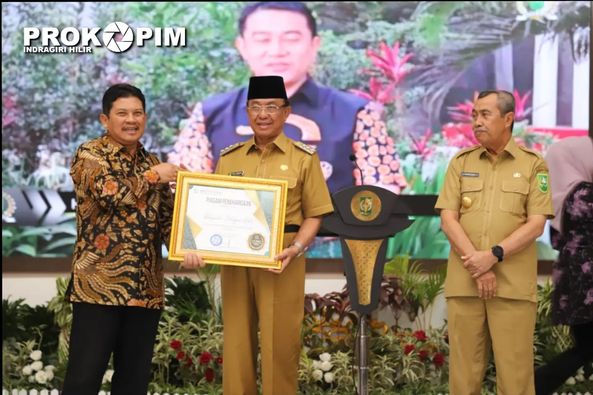Bupati Inhil H.M.Wardan Menerima Penghargaan Jaminan Kesehatan Semesta (UHC) Tahun 2023