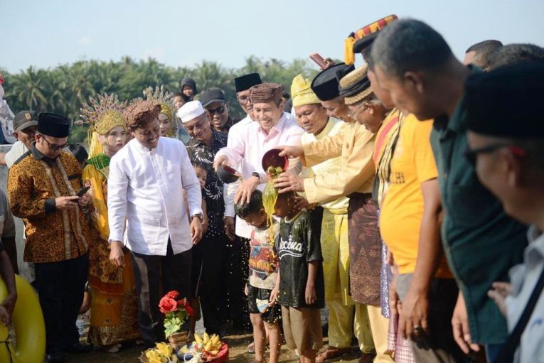 Gubernur Syamsuar Hadiri Event Wisata Balimau Kasai di Desa Batu Belah