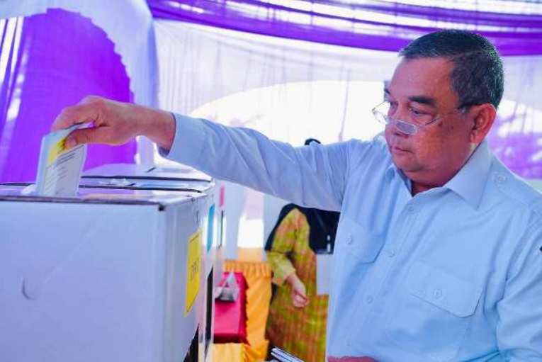 Gubernur Riau Berikan Hak Suaranya, Ajak Masyarakat Bijak Memilih