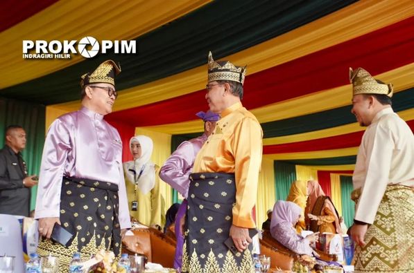 Hadiri Apel Hari Jadi Ke-66 di Provinsi Riau, Bupati HM. Wardan menerima penghargaan dan lencana Wira Bina Desa