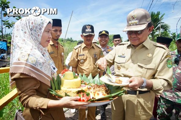 Bupati Inhil  Meninjau Serta Meresmikan Jembatan Sungai Rawa