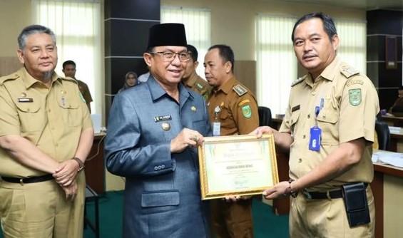 Rapat Evaluasi Pembangunan Th. Anggaran 2023 Periode Mei 2023 & Penyerahan Penghargaan Bagi Kecamatan Dengan Pencapaian Yang Melebihi Target UHC Periode Juni 2023