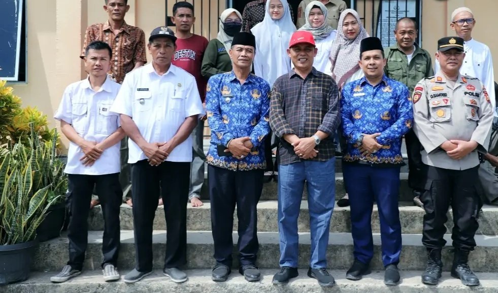 Pj.Bupati Inhil H.Herman.SE.MT Menyambangi Kantor Desa Mumpa kecamatan Tempuling