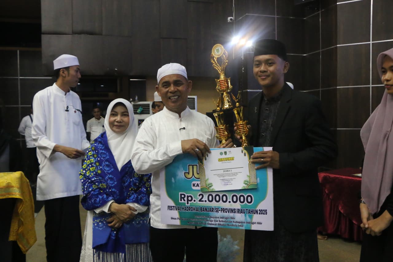 Bupati Herman Tutup Festival Hadroh Al Banjar Tingkat Provinsi Riau di Tembilahan