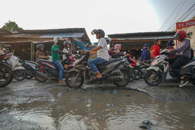 Tinjau Jalan Suka Karya, Pj Gubri Targetkan Sebelum Lebaran Tidak Ada yang Berlubang