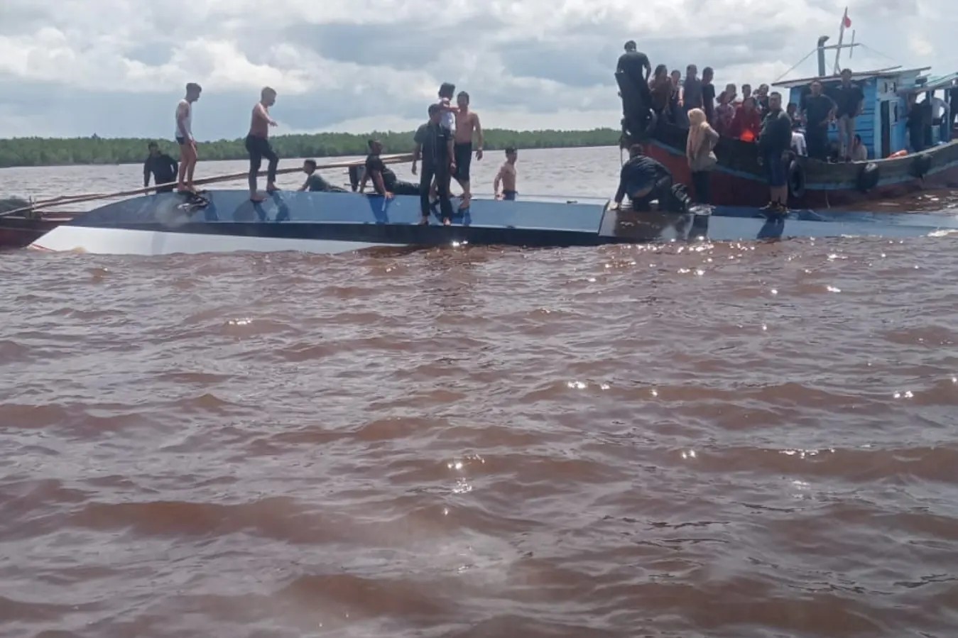 Laka Laut SB Evelyn Calisca Bupati HM.Wardan Juga Gerak Cepat Perintahkan OPD Terkait Lakukan Evakuasi & Dirikan Posko Pengaduan