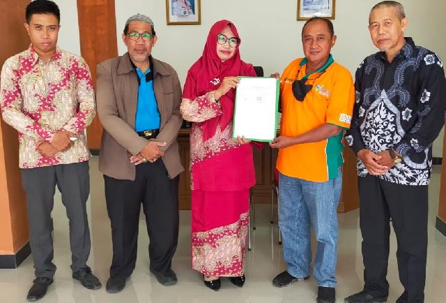 Tandatangani MoU, DPAD Inhil Bersama Perpustakaan Tuah Jemala SMAN 2 Tembilahan Upayakan Kemajuan Pustaka