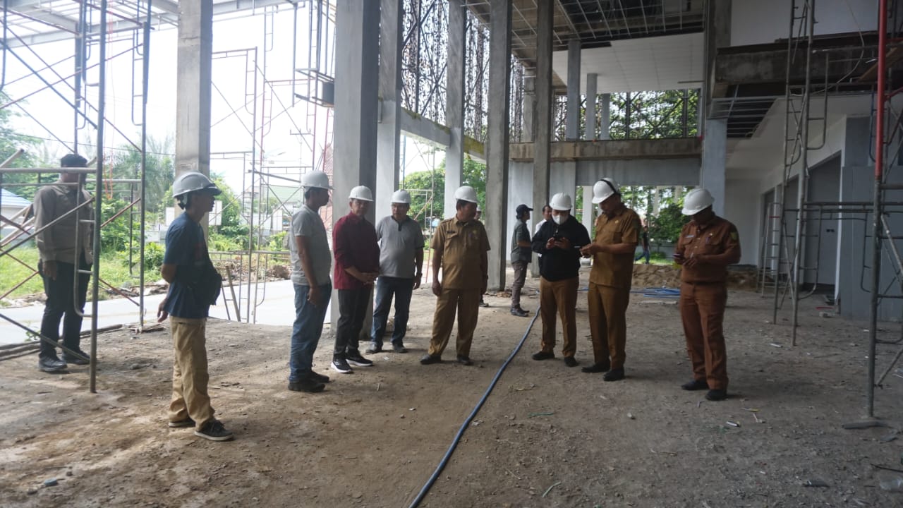 Pj Bupati Inhil Tinjau Progres Pembangunan Gedung Mal Pelayanan Publik di Tembilahan