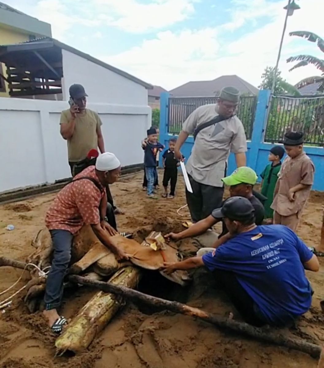 Ustadz Abdul Syukur Saat Akan Menyembelih Hewan Kurban